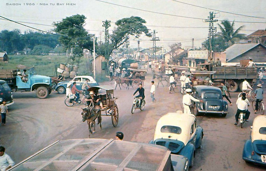 Bức tranh rất sinh động ở ngã tư Bảy Hiền, Sài Gòn năm 1966. Tên gọi của ngã tư được đặt theo tên của ông Bảy Hiền, một đại điền chủ giàu có bậc nhất ở vùng Sài Gòn - Gia Định thời Pháp thuộc.