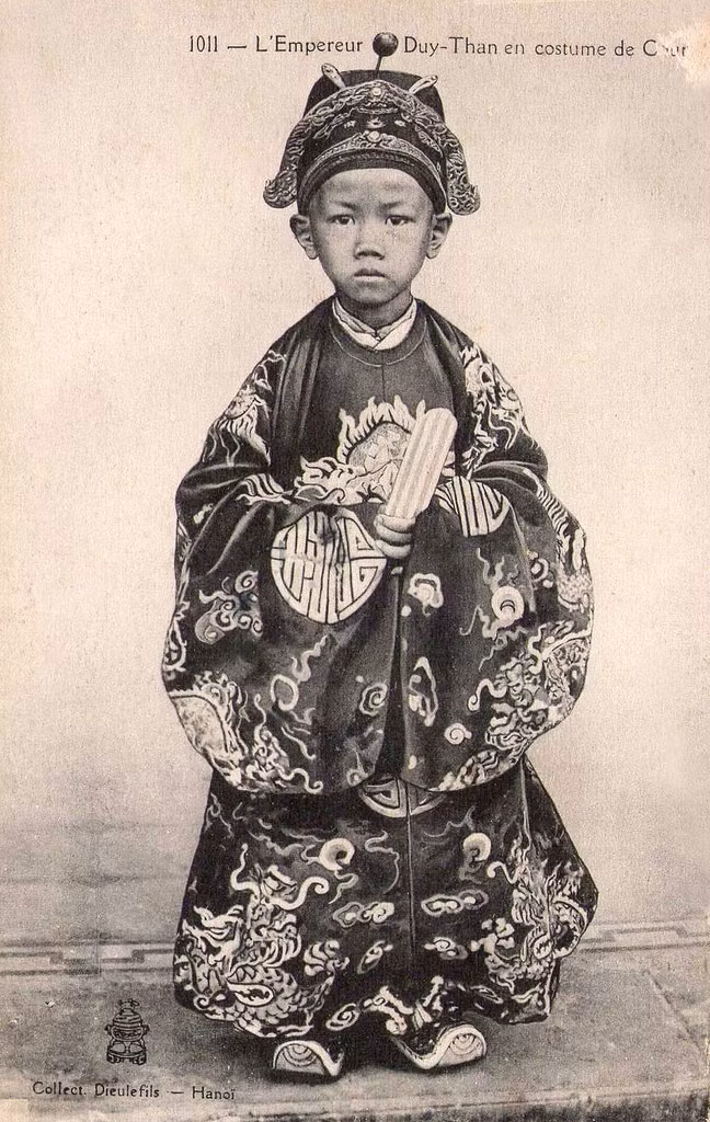 Ảnh vua Duy Tân trong triều phục khi vừa lên ngôi in trên một bưu thiếp của Pháp.