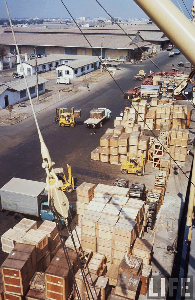 Cảnh bốc dỡ hàng hóa nhìn từ trên cao.