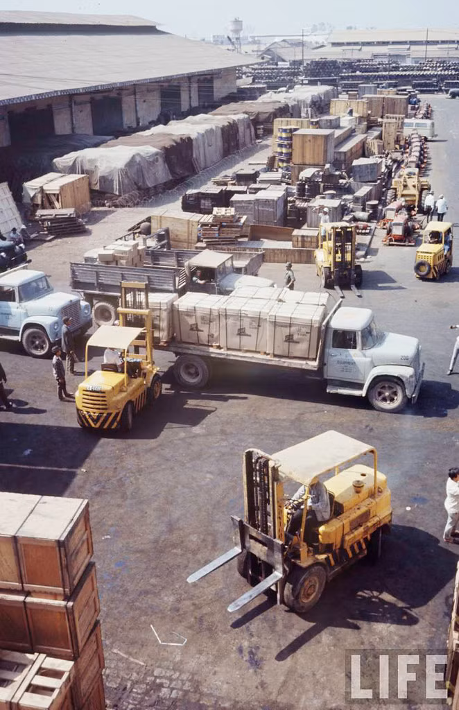 Khu vực kho hàng của cảng Khánh Hội.