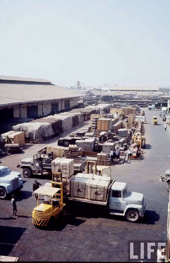 Khu vực kho hàng của cảng Khánh Hội.