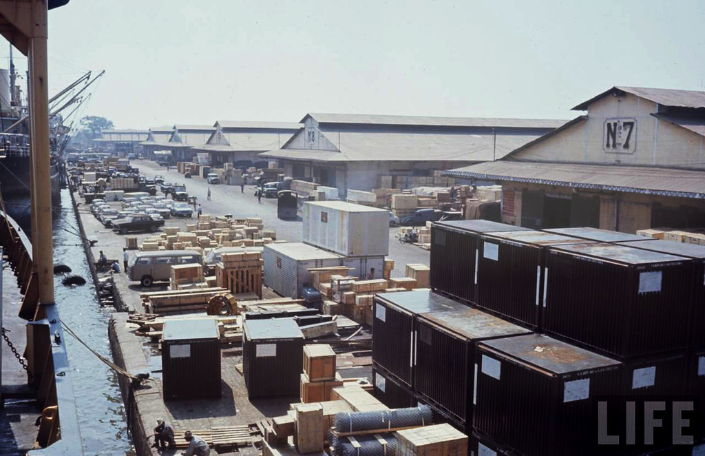 Khung cảnh nhìn từ boong một con tàu đang được dỡ hàng.