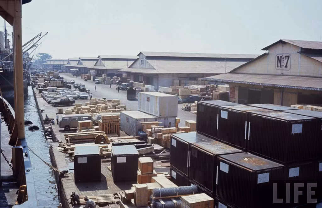 Khung cảnh nhìn từ boong một con tàu đang được dỡ hàng.