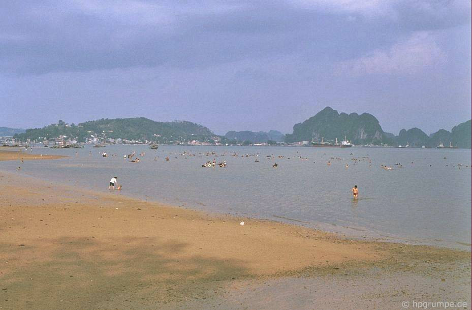 Toàn cảnh biển Bãi Cháy năm 1991.