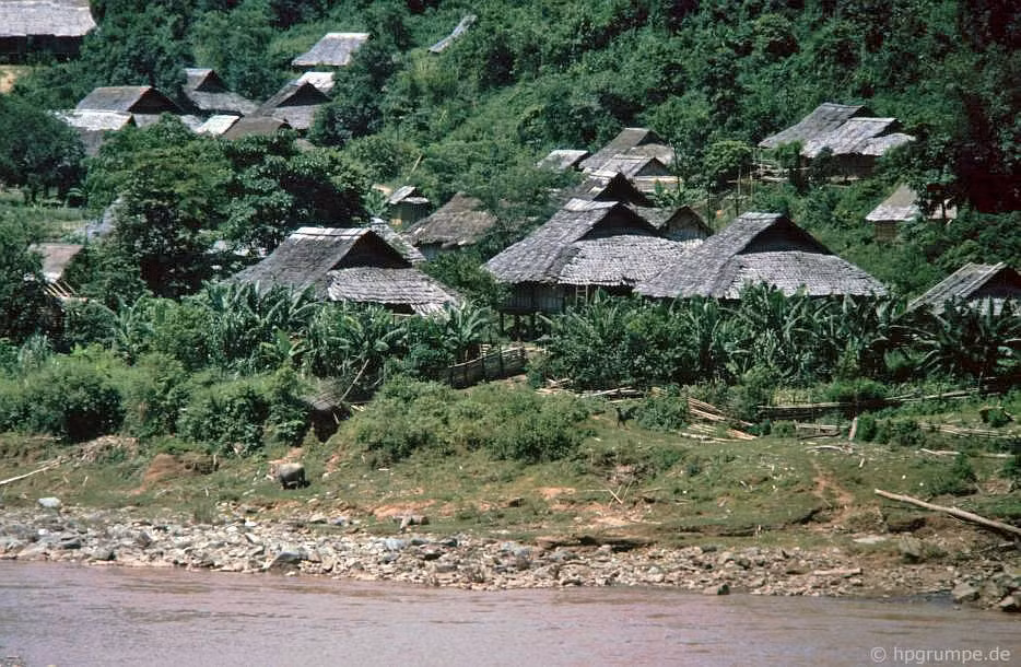 Bản làng của người Thái trên đường từ Điện Biên Phủ đến Lai Châu.