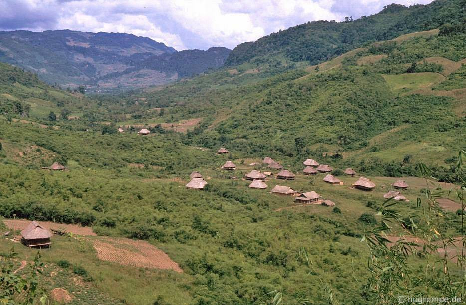 Một bản làng nằm trong thung lũng.