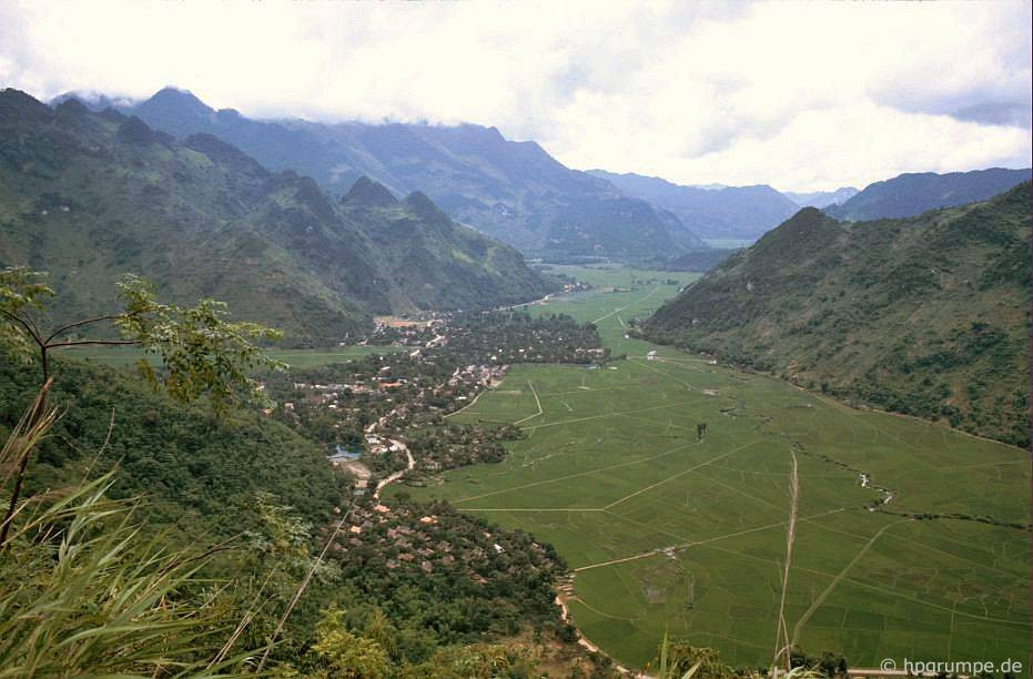 Một thung lũng tuyệt đẹp trên đường từ Hòa Bình đến Sơn La.