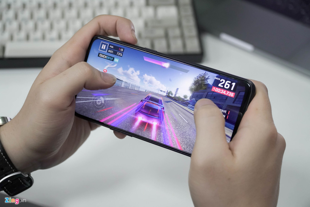 Realme 3 Pro được trang bị bộ xử lý Snapdragon 710, dung lượng tùy chọn 4/6 GB tương ứng với bộ nhớ trong 64/128 GB. Qua một số trải nghiệm với Asphalt 9 và PUBG Mobile, máy có thể tự động nhận thiết lập đồ họa ở mức cao nhất và không xảy ra hiện tượng giật khung hình khi chơi game. Bên cạnh đó, máy cũng hỗ trợ ứng dụng "Không gian trò chơi", cho phép tối ưu hiệu năng giúp chơi game mượt hơn, đồng thời hạn chế ảnh hưởng từ tin nhắn và cuộc gọi đến.