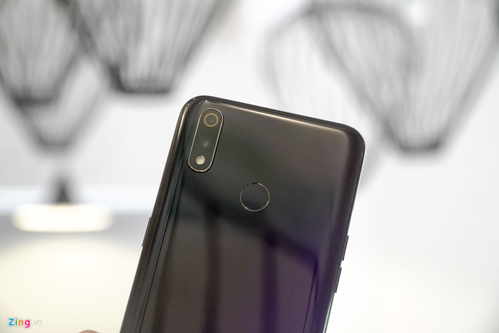 Cụm camera kép của máy có độ phân giải lần lượt 16 MP và 5 MP. Ở điều kiện đầy đủ sáng, hình ảnh cho ra từ cụm camera này có màu sắc tươi, rực rỡ, chi tiết tốt. Trong môi trường ánh sáng yếu, tốc độ chụp và lấy nét bị giảm xuống đáng kể.