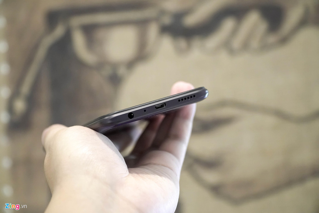 Loa ngoài của máy có âm lượng lớn, rõ ràng. Máy giữ lại giắc cắm tai nghe 3,5 mm. Realme 3 Pro được trang bị viên pin dung lượng cao 4.045 mAh, hỗ trợ sạc nhanh VOOC 3.0.