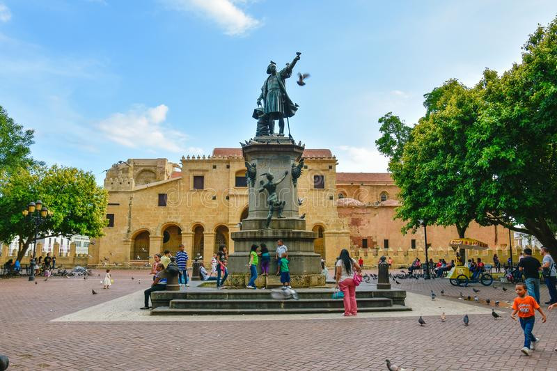 Năm 1537, người ta mang xương của Columbus tới đảo Hispaniola trên biển Caribbean (nay thuộc cộng hòa Dominica) theo ý muốn của người con trai ông - người từng làm toàn quyền hòn đảo. Đến năm 1542, di hài ông được chuyển về thánh đường Santo Domingo (Dominica).