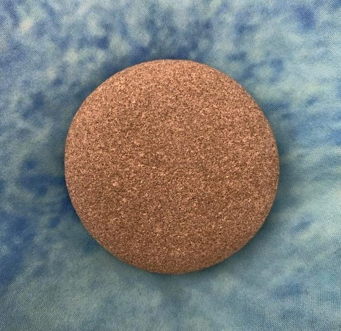 Ai đó đã tìm thấy hòn đá hình tròn hoàn hảo này ở bãi biển.