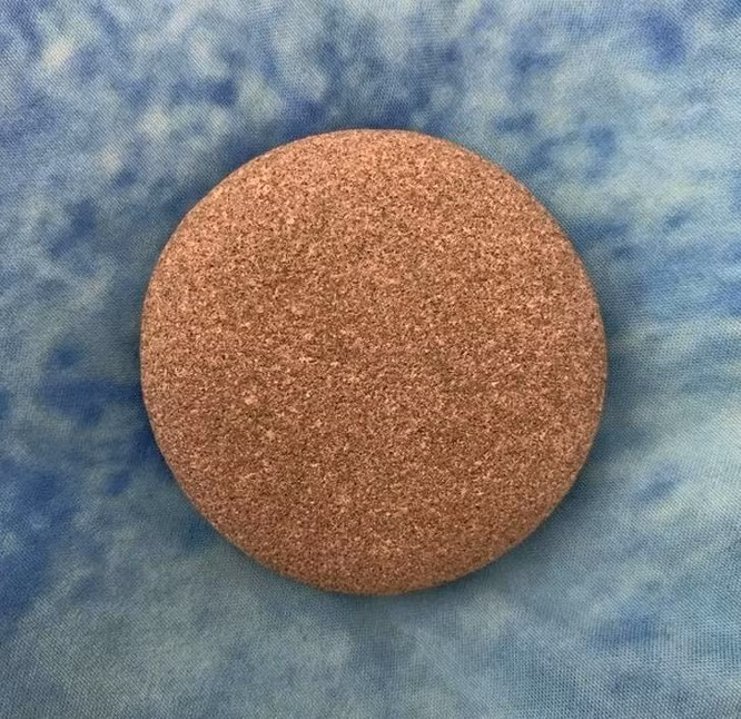 Ai đó đã tìm thấy hòn đá hình tròn hoàn hảo này ở bãi biển.