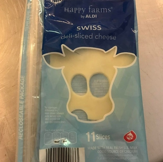 Miếng phô mai cuối cùng trong túi vừa khít với mặt của một chú bò in trên bao bì.