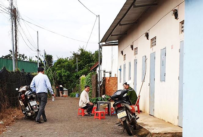 Kinh hoang ga chong bit mieng dam chet vo truoc mat con gai 4 tuoi