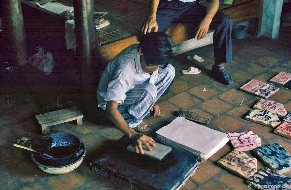 Tất cả các bức tranh được in thủ công, chủ yếu là với bốn màu. Do đó, có ít nhất bốn khối in cho mỗi bức tranh. Tất cả các vật liệu là sản phẩm từ tự nhiên, gồm màu sắc từ các loài cây và khoáng chất, giấy làm từ vỏ cây dó. Nền được tô màu trước khi in.