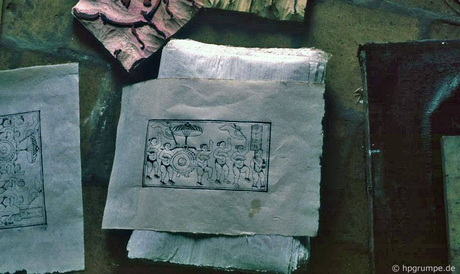 Cận cảnh các bản in đen.