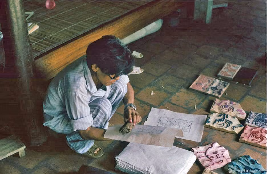 Nghệ nhân Nguyễn Đăng Chế kiểm tra bản in đen (phác thảo).