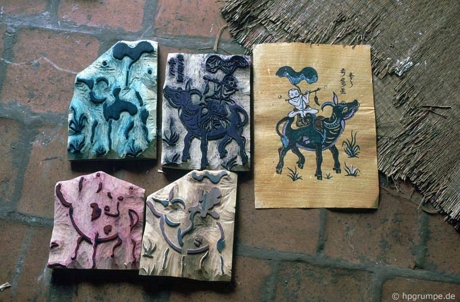 Các mẫu khuôn và bức tranh hoàn thiện của mẫu tranh.