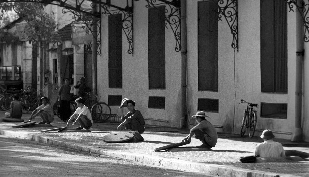 Người dân Hà Nội túc trực bên hố tránh bom trước khách sạn Metropole, phố Ngô Quyền, khi còi báo động vang lên, 1967. Ảnh: Lev Porter/ TASS/ Getty.