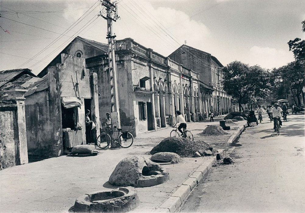 Hố tránh bom trên hè phố Hải Phòng năm 1972.