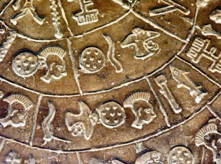 Mục đích và ý nghĩa, thậm chí cả nơi chế tạo đĩa Phaistos vẫn là vấn đề tranh cãi, khiến nó trở thành một trong những bí ẩn lớn nhất trong khảo cổ học.