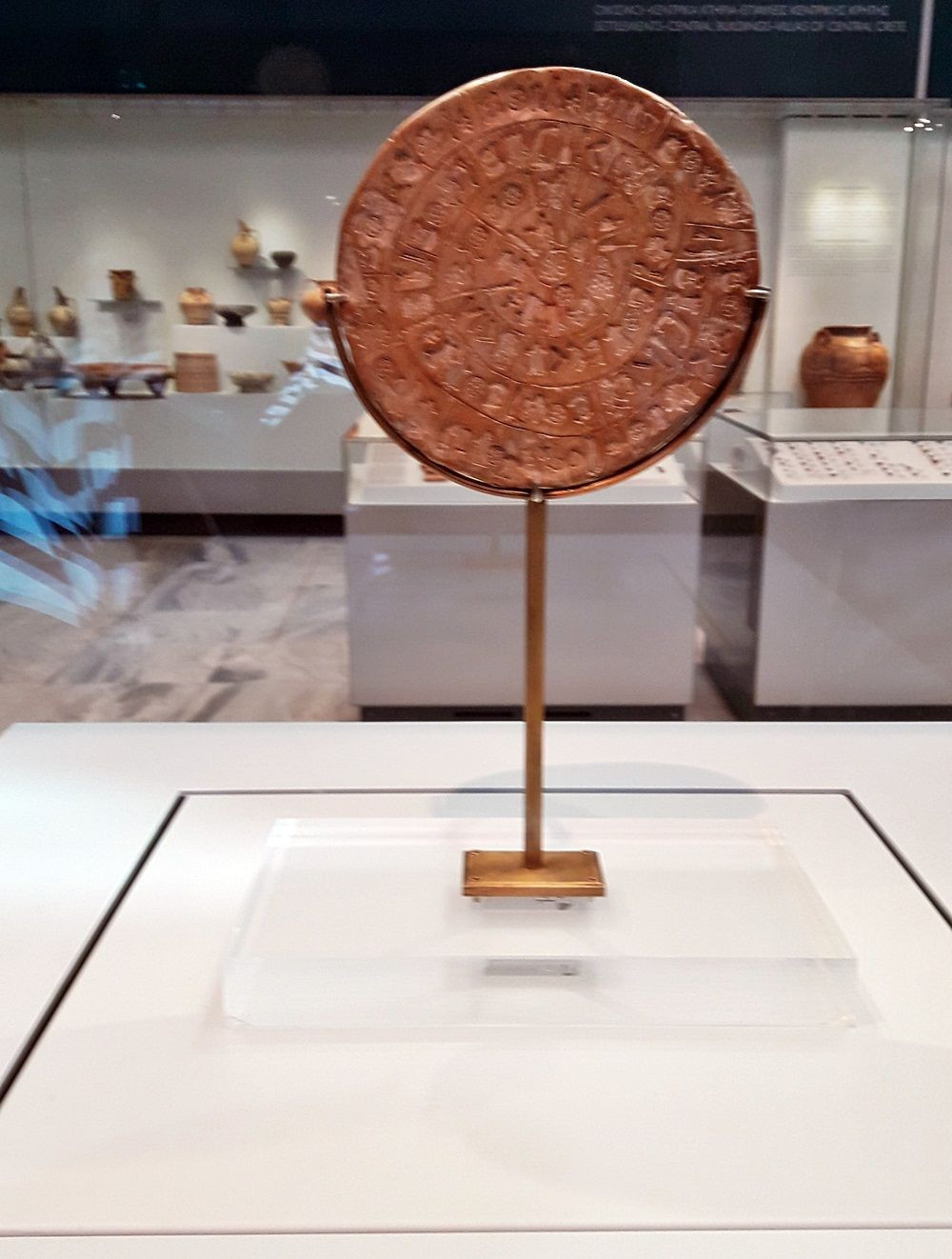 Nếu muốn chiêm ngưỡng hiện vật độc đáo này, du khách có thể ghé thăm bảo tàng khảo cổ học Heraklion ở đảo Crete.