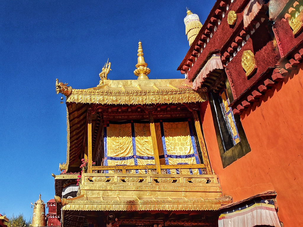 Các tư viện và Phật tự đã bị đóng cửa. Những ngôi chùa quan trọng bậc nhất của Thổ Phồn là Đại Chiêu tự (Jokhang) bị biến thành thành lò giết mổ và Tiểu Chiêu tự (Ramoche) thành chuồng bò.