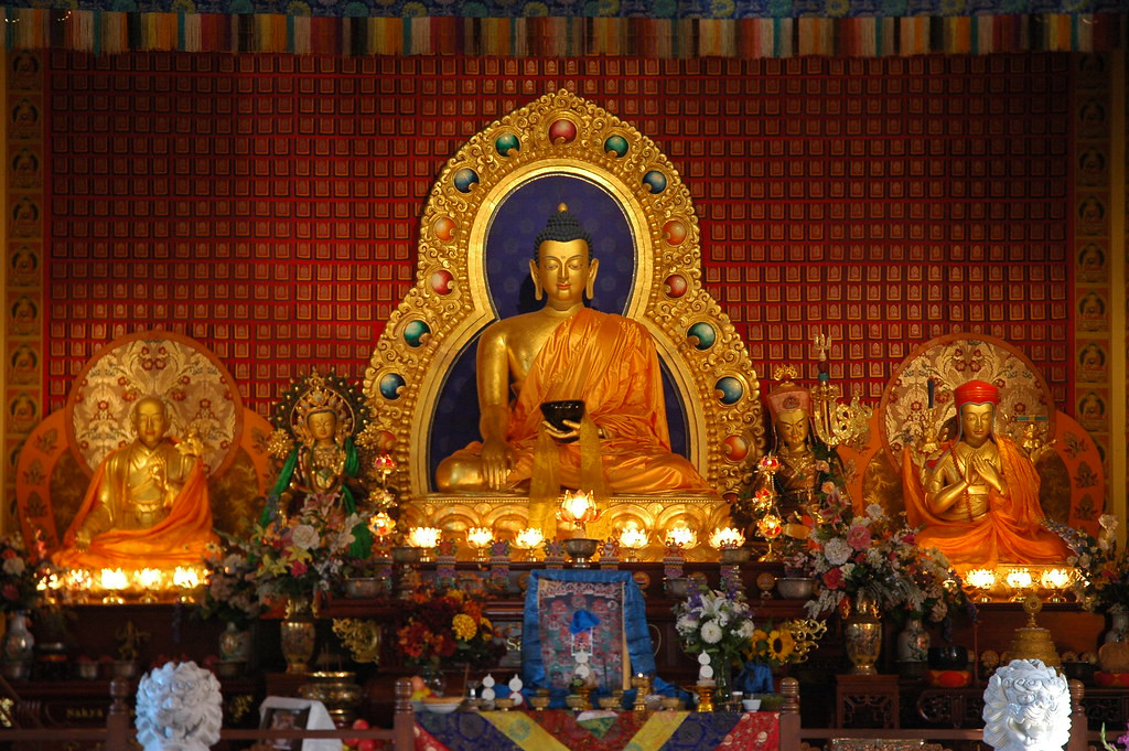 Tương truyền Glang dar-ma là kẻ nghiện rượu và ưa săn bắn. Ông đã ép buộc các nhà sư Phật giáo uống rượu và tham gia các cuộc săn bắn, những điều cấm trong giới luật Phật.