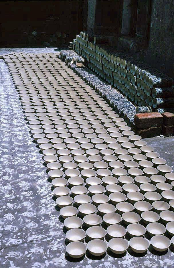 Phơi sản phẩm trước khi nung.