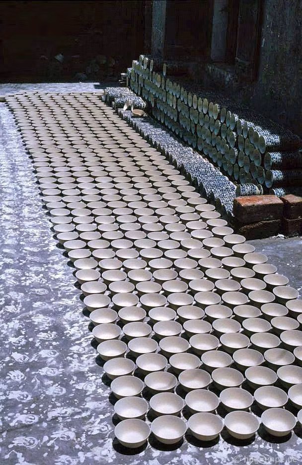 Phơi sản phẩm trước khi nung.