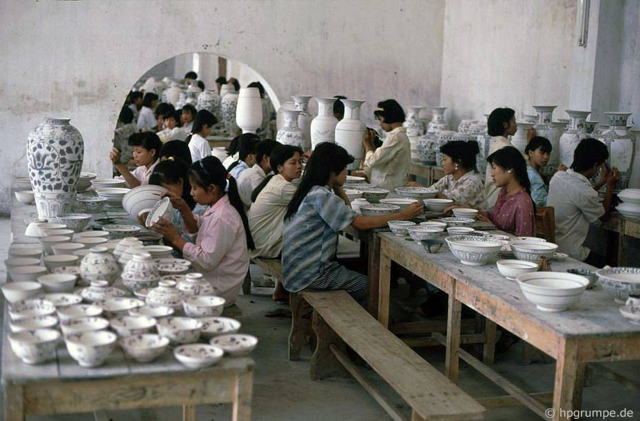 “Tôi đã thăm một xí nghiệp của nhà nước. Hầu hết những người làm việc ở đây đều trẻ tuổi. Đó là một bầu không khí vui vẻ, dễ chịu, mọi người hát và cười vang khi làm việc. Tôi nghe nói khoảng 100 người – đa số là sinh viên tốt nghiệp của trường nghệ thuật – sẽ tìm được việc làm ở đây”, nhiếp ảnh gia Hans-Peter Grumpe chia sẻ.