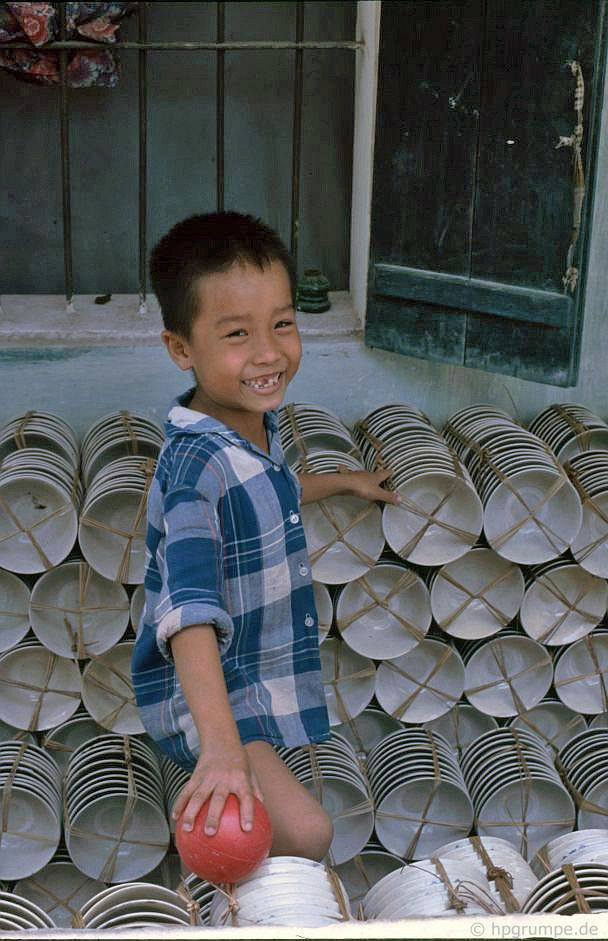 Chú bé bên lô bát sứ thành phẩm.