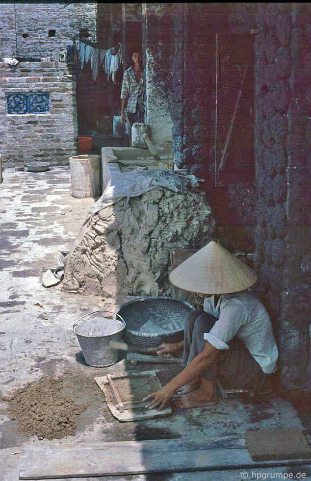 “Ngoài xí nghiệp , có nhiều doanh nghiệp tư nhân nhỏ và rất nhỏ ở nhiều gia đình, nơi sản phẩm sứ phục vụ cho nhu cầu hàng ngày (ví dụ: bát cơm hoặc bát canh) được sản xuất”, ông Hans-Peter Grumpe cho biết.