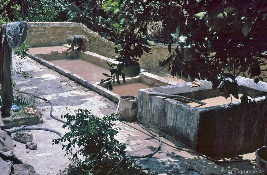 Nước là thành phần rất quan trọng để làm gốm.