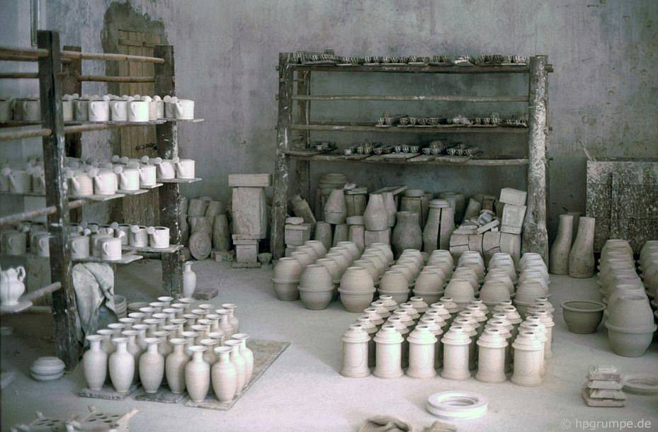 Khu chứa các sản phẩm chưa trang trí của một xưởng gốm ở làng Bát Tràng.