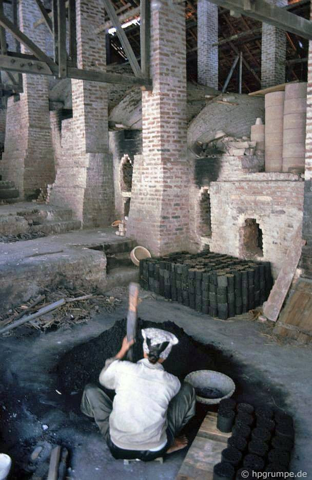 Các lò nung sử dụng than làm nhiên liệu đốt.