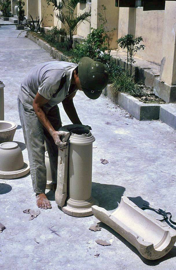 Một người thợ tạo hình cho sản phẩm. Khuôn được lấp đầy bằng cao lanh, sau một thời gian sấy nhất định, chúng được mở ra.