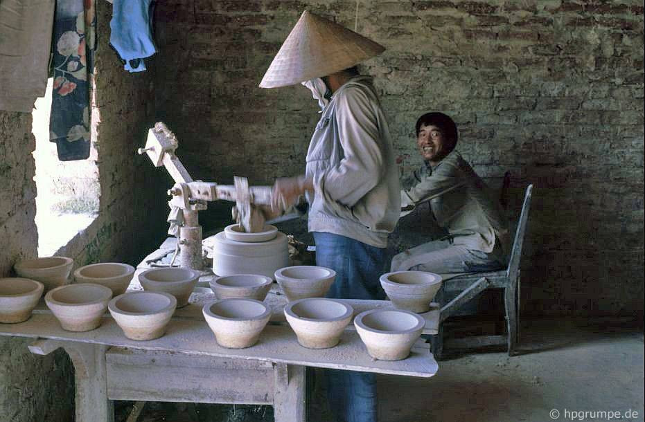 Tạo hình đồ gốm bằng máy.