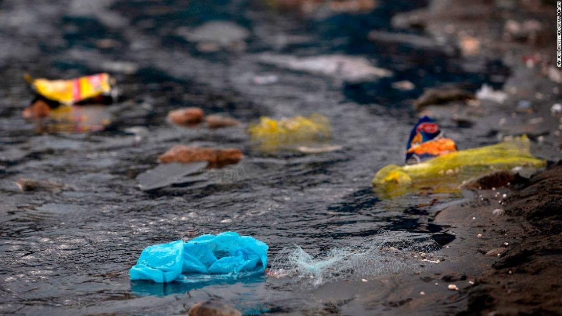 Đảo rác lớn nhất của Thái Bình Dương (Great Pacific Garbage Patch) nằm giữa Hawaii và California chứa khoảng 1,8 nghìn tỷ mảnh nhựa, lớn gấp đôi so với diện tích bang Texas (695.662 km²) và gấp ba lần kích cỡ nước Pháp (643.801 km²).