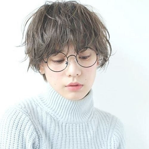 Mái tóc ngắn hình nấm trẻ trung, tinh nghịch sẽ là cách tuyệt hay để bạn "đổi gió" cho ngoại hình.