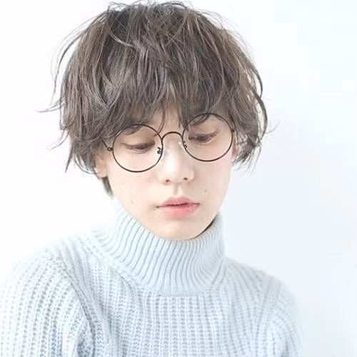 Mái tóc ngắn hình nấm trẻ trung, tinh nghịch sẽ là cách tuyệt hay để bạn "đổi gió" cho ngoại hình.