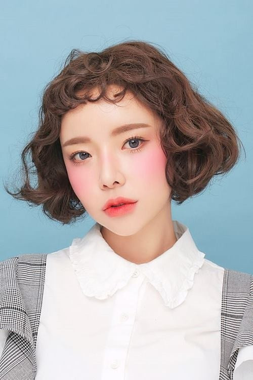 Nếu đã chán mái tóc dài truyền thống cũ kỹ, tại sao bạn không thử thay đổi hình tượng với mái tóc ngắn ngang cằm được uốn xoăn đầy phá cách?