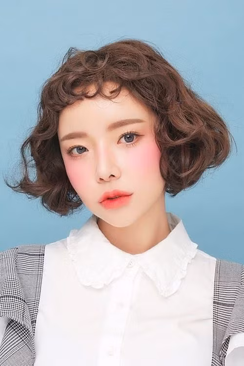 Nếu đã chán mái tóc dài truyền thống cũ kỹ, tại sao bạn không thử thay đổi hình tượng với mái tóc ngắn ngang cằm được uốn xoăn đầy phá cách?