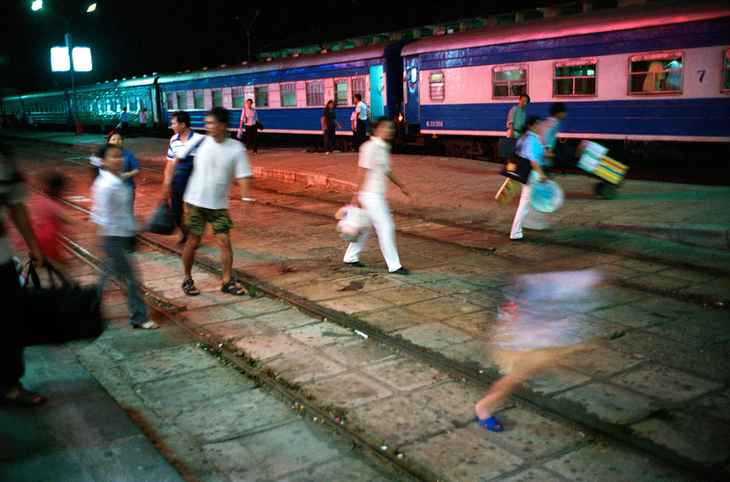 Hành khách băng qua đường tàu ở ga Nha Trang.