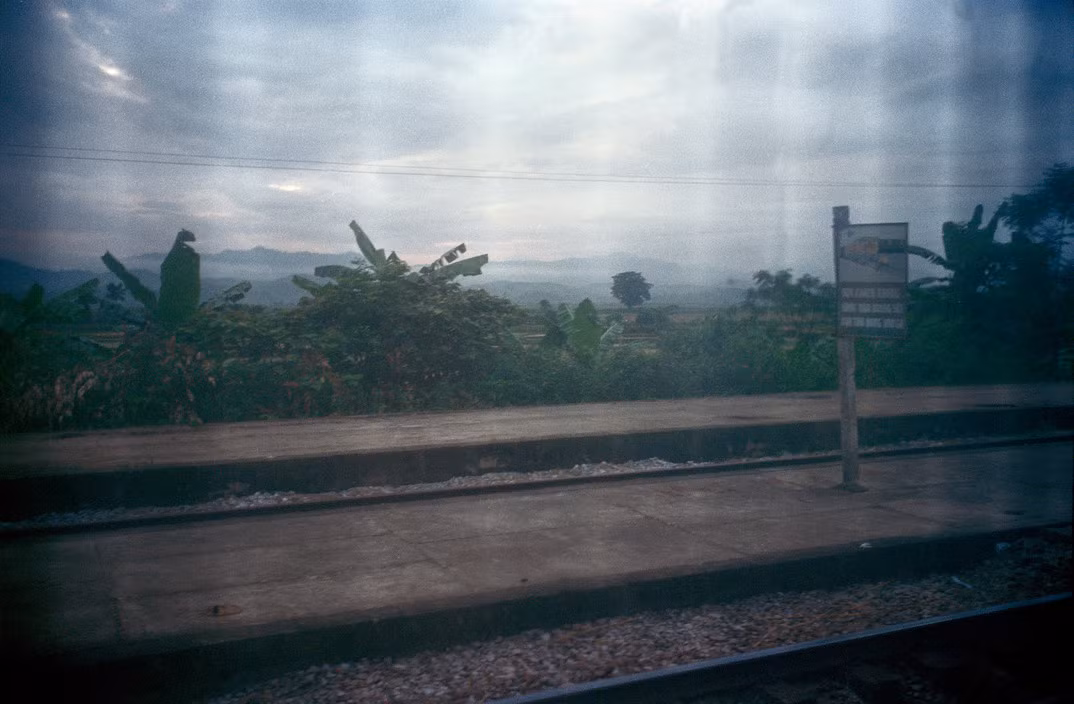 Khung cảnh nhìn qua cửa sổ trên chuyến tàu Huế - Hà Nội.