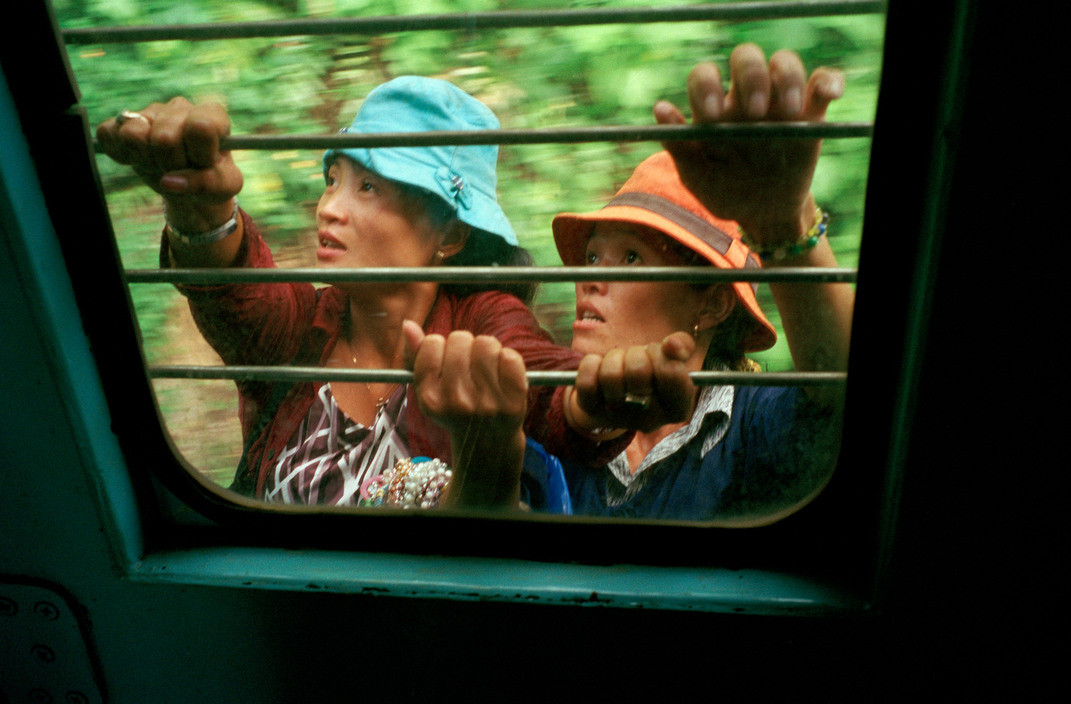 Những người phụ nữ liều lĩnh "bám càng" tàu hỏa khi đoàn tàu đang di chuyển.