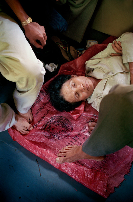 Giấc ngủ trên sàn tàu, chuyến tàu TP HCM - Nha Trang. Đây là hình ảnh khá quen thuộc trên những toa tàu chật kín khách của đường sắt Việt Nam những năm 1990 đầu 2000.