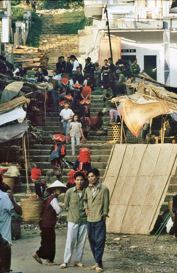 Chợ họp trên những bậc thang đá, hình ảnh đặc trưng của chợ Sa Pa.