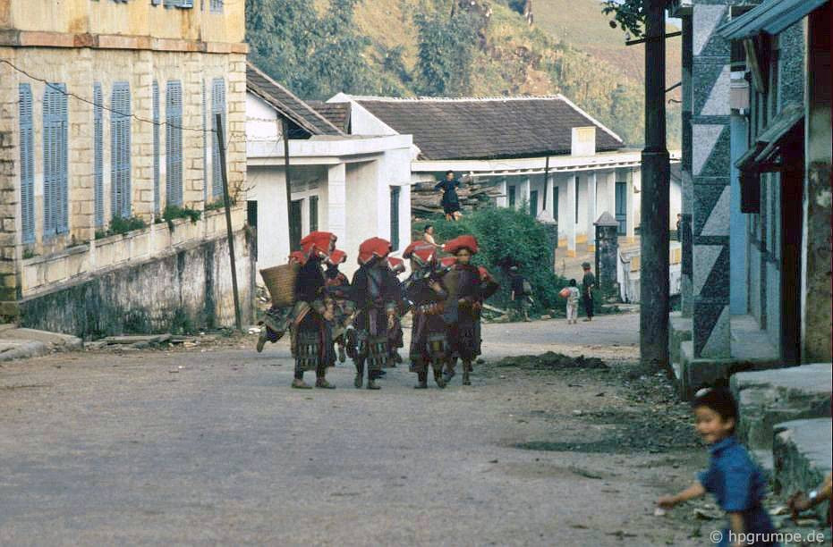 Phụ nữ người dân tộc Dao Đỏ ra chợ.